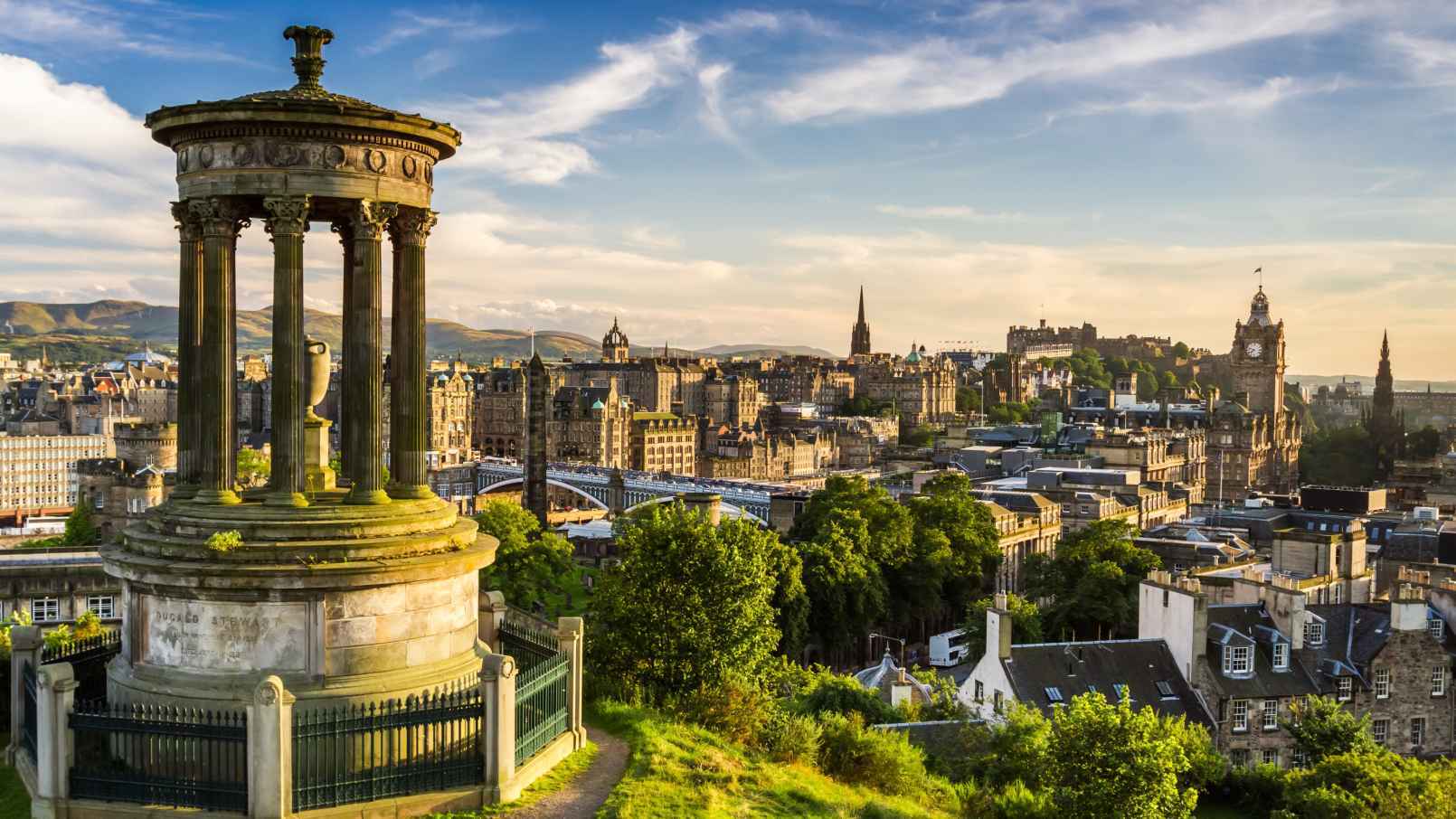 Could you see yourself at the University of Edinburgh? Image from <a href="https://travelmassive.com/chapters/edinburgh">here. </a>